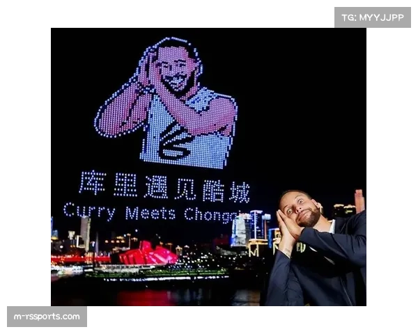 特写：球迷冲入场内导致比赛中断，已被安保带离